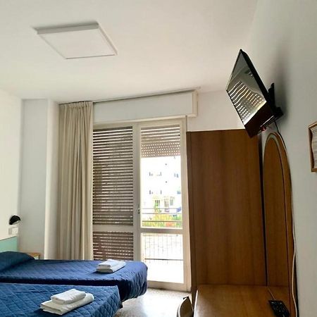 Hotel Telstar Rimini Buitenkant foto