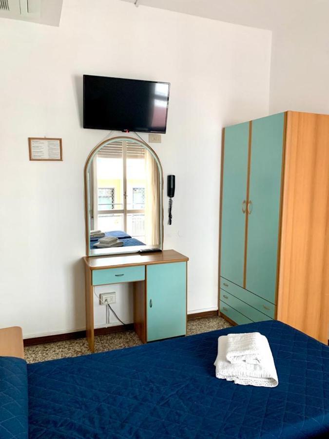 Hotel Telstar Rimini Buitenkant foto