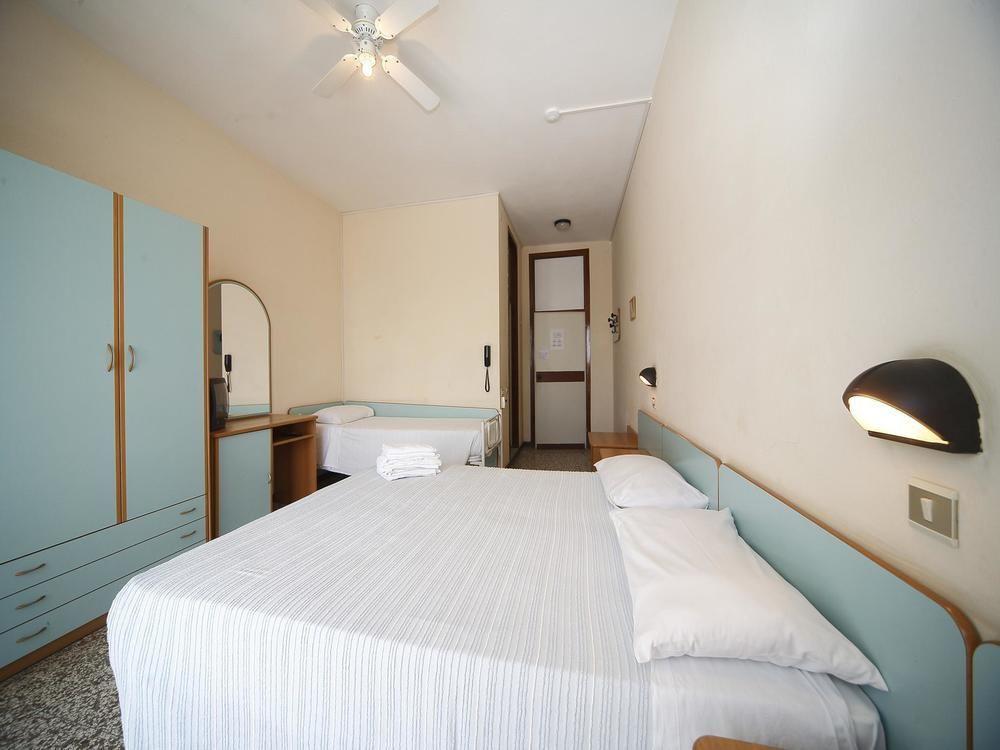 Hotel Telstar Rimini Buitenkant foto